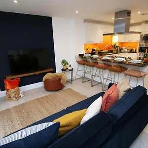 Townhouse Retreat: Luxury With Garden Holiday home