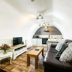 Unique 1 Bedroom Apartment-bath Apartment